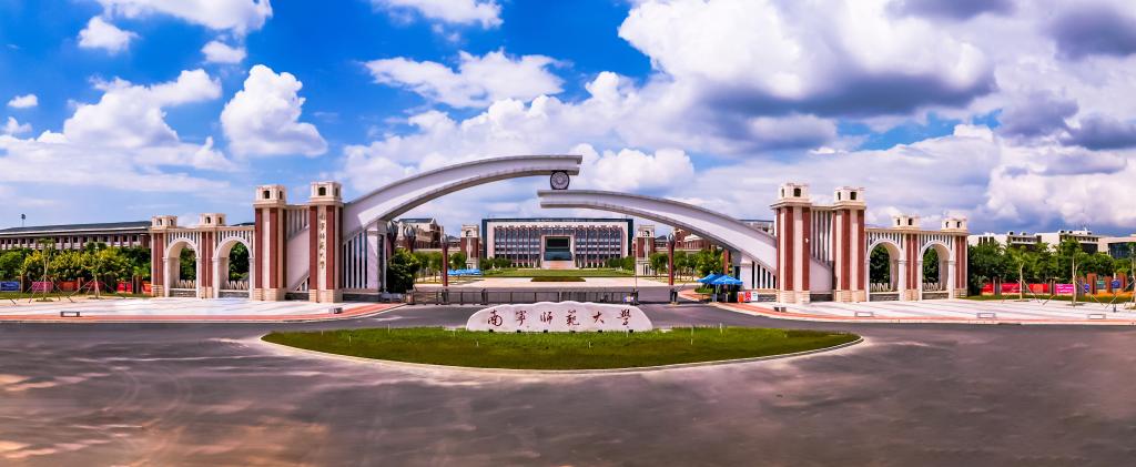 南师大校门.jpg